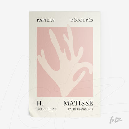 quadro com arte estilizada de uma mão em fundo rosa suave, moldura branca e tipografia estilizada em preto