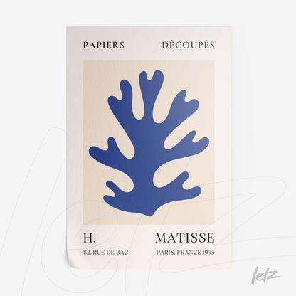 quadro com arte de recortes em papel na tradição de Matisse, apresentando uma forma coral em azul sobre fundo claro