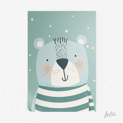 quadro com ilustração infantil de um urso com listras verdes na camisa, fundo azul claro e flocos de neve
