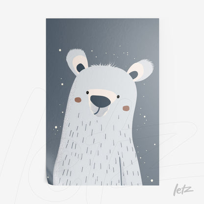 pôster com ilustração de urso polar sorridente sobre fundo azul-acinzentado com detalhes de neve