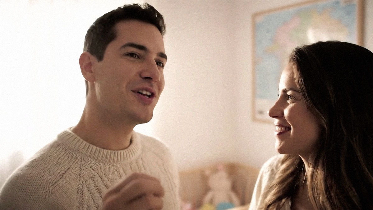 Carregar vídeo: Vídeo institucional da Letz mostrando quadros personalizados criados com Inteligência Artística. Pessoas compartilham histórias emocionantes sobre datas especiais transformadas em arte com mapas estelares e retratos criativos. Inclui exemplos de quadros decorativos com estilo 3D, massinha e arte personalizada.